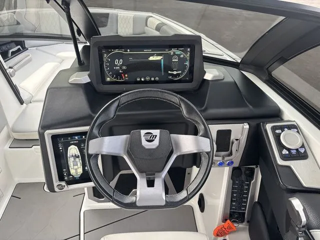 Slide: The Image of Malibu M220 2021 - 19