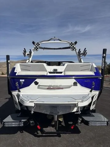 Slide: The Image of Malibu M220 2021 - 21