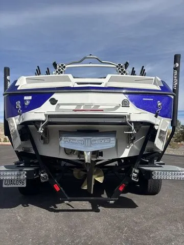 Slide: The Image of Malibu M220 2021 - 22