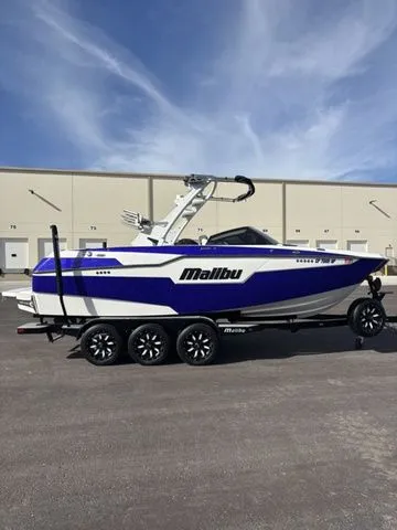 Slide: The Image of Malibu M220 2021 - 3