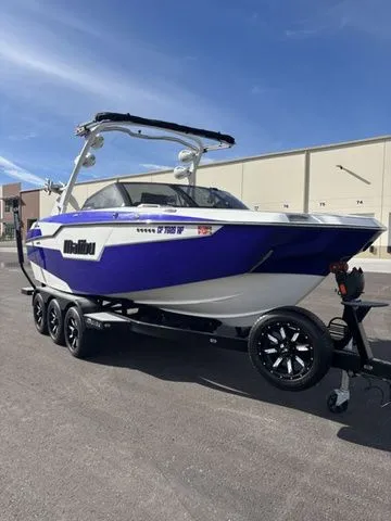 Slide: The Image of Malibu M220 2021 - 4