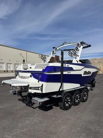 Slide: The Image of Malibu M220 2021 - 5