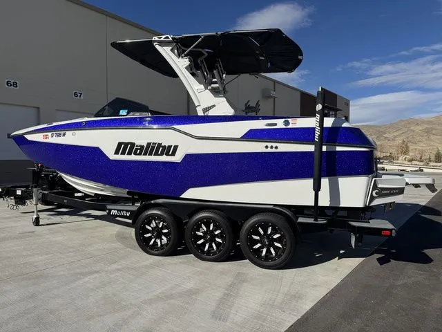 Slide: The Image of Malibu M220 2021 - 7