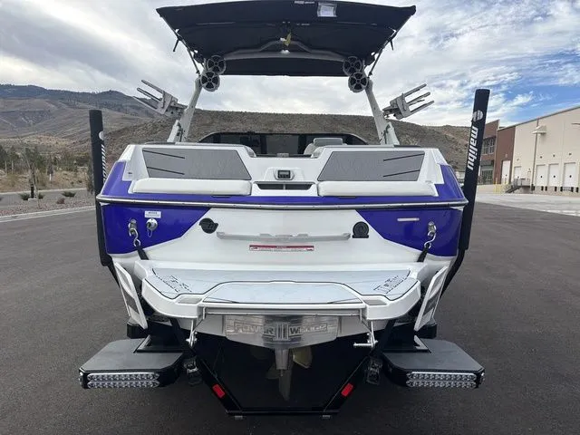 Slide: The Image of Malibu M220 2021 - 8