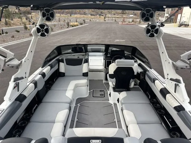 Slide: The Image of Malibu M220 2021 - 9