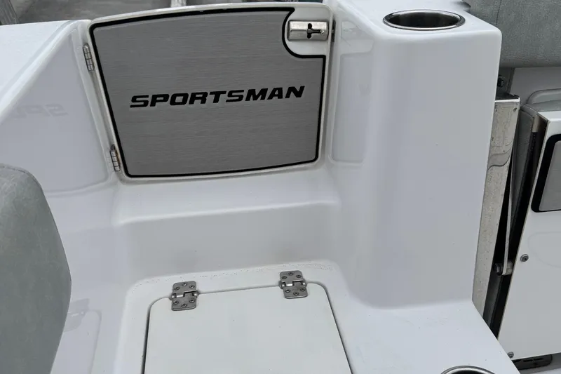 Slide: The Image of 2020 Sportsman Open 282TE Center Console boat interior detail. - 28