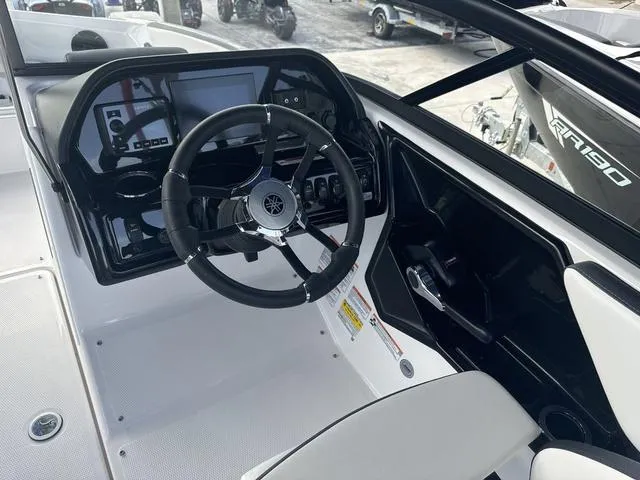 Slide: The Image of Yamaha 195S 2025 - 10