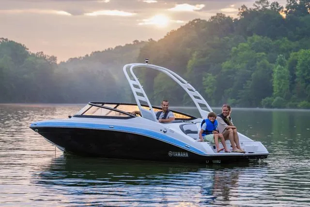 Slide: The Image of Yamaha 195S 2025 - 15