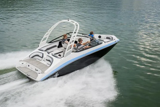 Slide: The Image of Yamaha 195S 2025 - 16