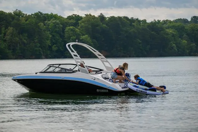 Slide: The Image of Yamaha 195S 2025 - 22