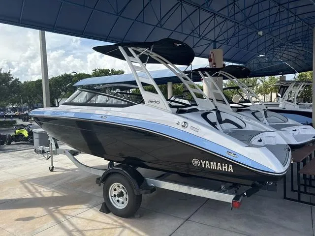 Slide: The Image of Yamaha 195S 2025 - 3