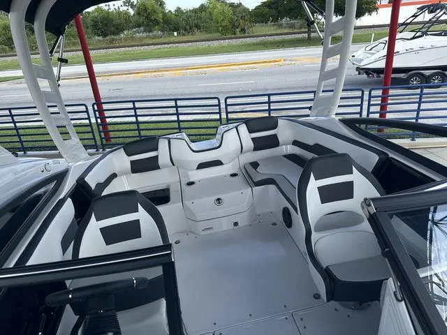 Slide: The Image of Yamaha 195S 2025 - 9