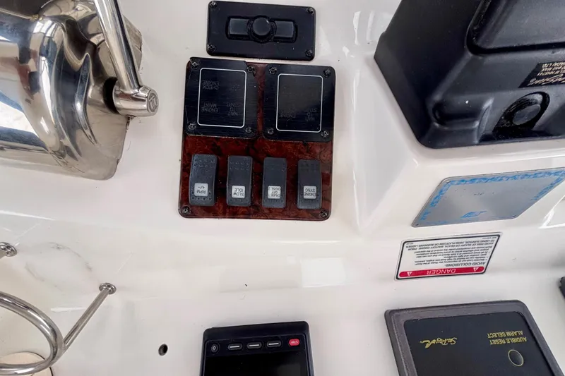 Slide: The Image of Control panel of a 2003 Sea Ray 480 Sedan Bridge yacht. - 19