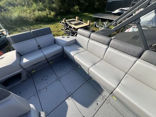 Slide: The Image of Sea-Doo Switch® Sport 21-230 hp 2023 - 12