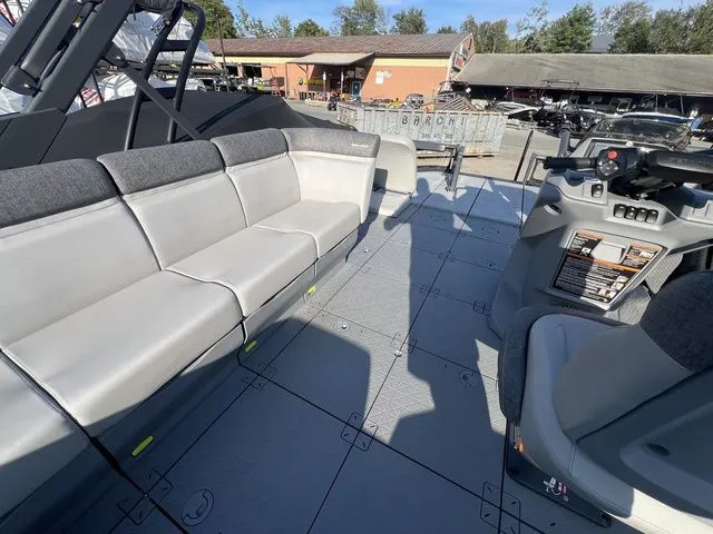 Slide: The Image of Sea-Doo Switch® Sport 21-230 hp 2023 - 14