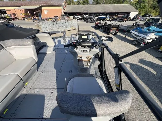 Slide: The Image of Sea-Doo Switch® Sport 21-230 hp 2023 - 15