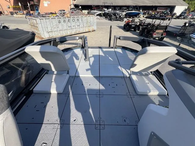 Slide: The Image of Sea-Doo Switch® Sport 21-230 hp 2023 - 20