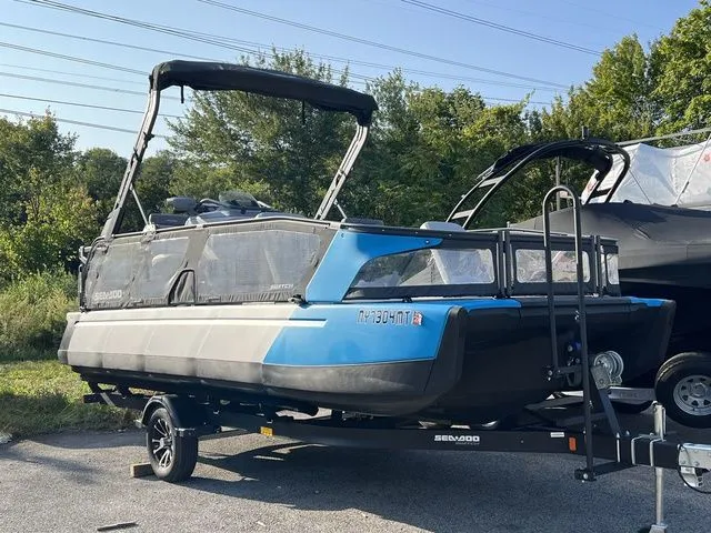 Slide: The Image of Sea-Doo Switch® Sport 21-230 hp 2023 - 3