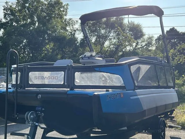 Slide: The Image of Sea-Doo Switch® Sport 21-230 hp 2023 - 6