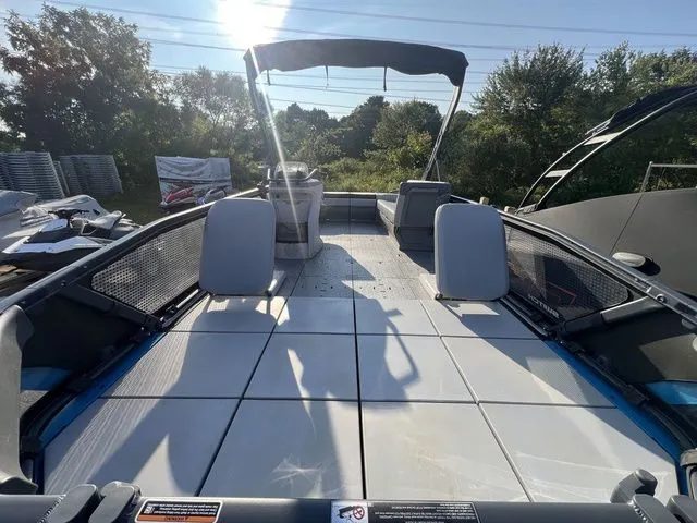 Slide: The Image of Sea-Doo Switch® Sport 21-230 hp 2023 - 8