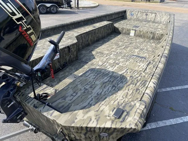 Slide: The Image of SeaArk DXS 1860 SLD 2026 - 6