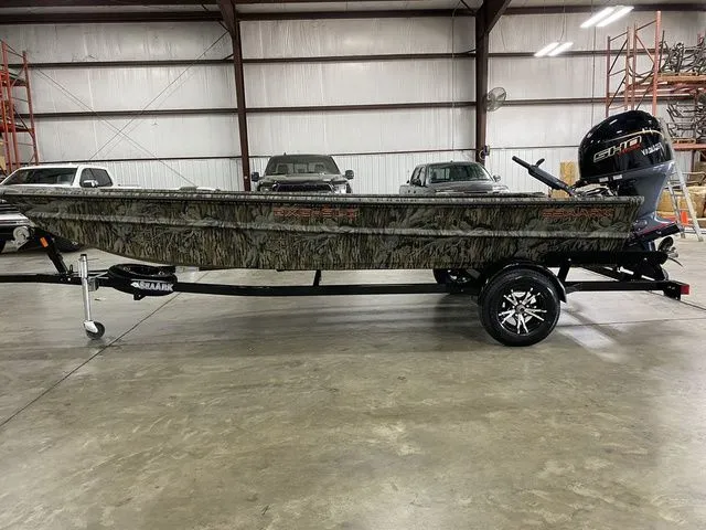 Slide: The Image of SeaArk DXS 1860 SLD 2026 - 8