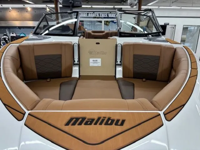 Slide: The Image of Malibu Wakesetter 23 LSV 2026 - 13