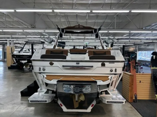 Slide: The Image of Malibu Wakesetter 23 LSV 2026 - 4