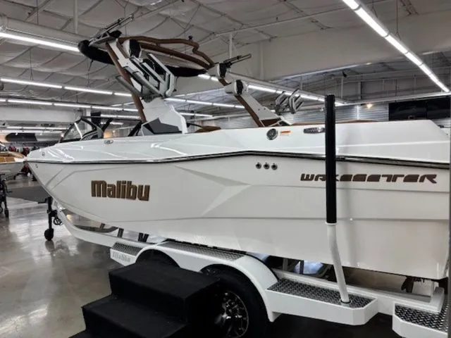 Slide: The Image of Malibu Wakesetter 23 LSV 2026 - 5