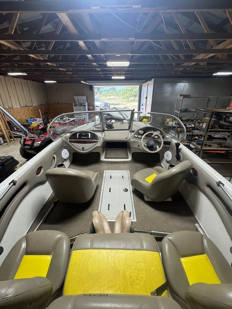 Slide: The Image of Ranger 210 VS Reata 2004 - 4