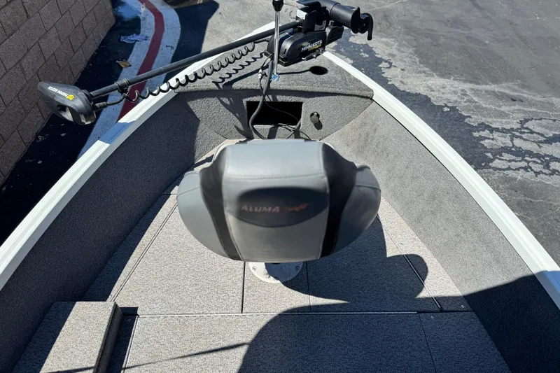 Slide: The Image of 2020 Alumacraft Escape 165 SC boat interior with Minn Kota trolling motor. - 11