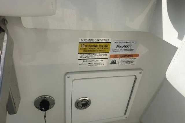 Slide: The Image of Parker 2320 SL Sport Cabin 2022 capacity label, showing maximum weight and passenger limits. - 5