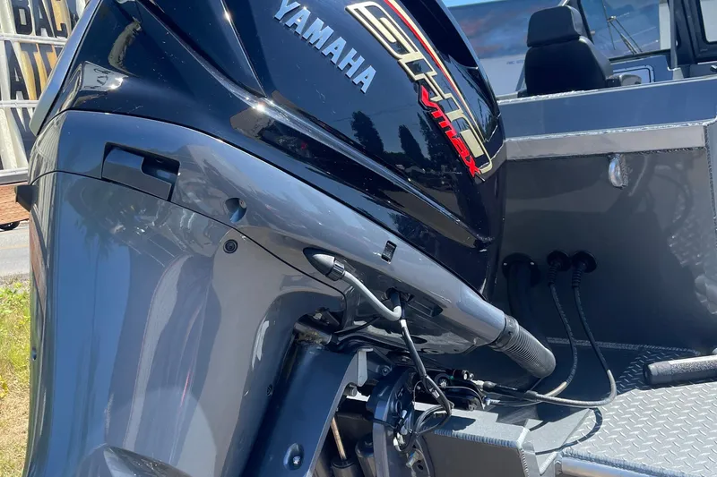Slide: The Image of Outboard motor on Excel Buoy 10 boat, 2025 model, featuring Yamaha VMAX engine. - 5