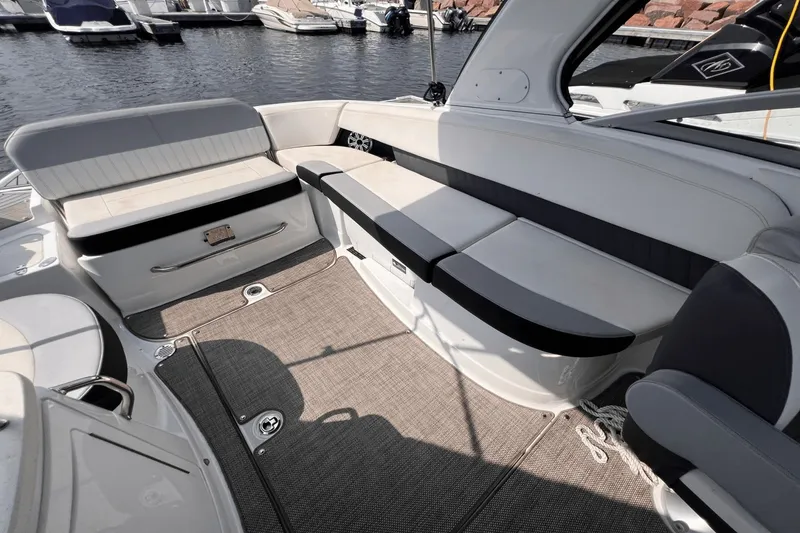 Slide: The Image of Cruisers Yachts 298 SS 2016 - 14