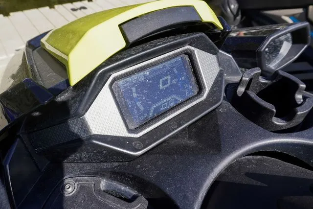 Slide: The Image of Yamaha FX SVHO-CARBON/LIME YELLOW 2021 - 10