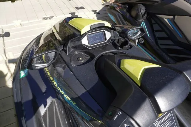 Slide: The Image of Yamaha FX SVHO-CARBON/LIME YELLOW 2021 - 9