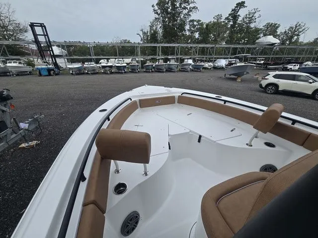 Slide: The Image of Sea Hunt Ultra 235 SE 2026 - 8