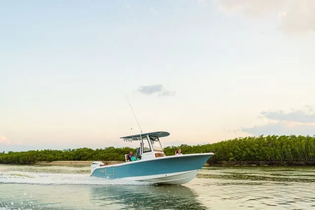 Slide: The Image of Sea Hunt Ultra 235 SE 2026 - 9