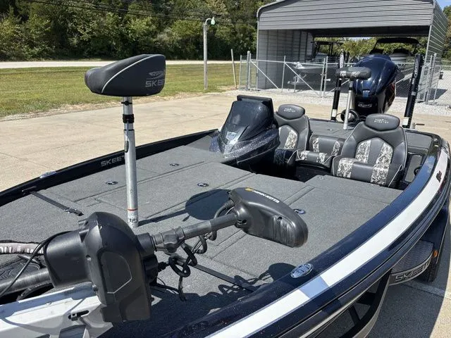 Slide: The Image of Skeeter ZX225 2019 - 13