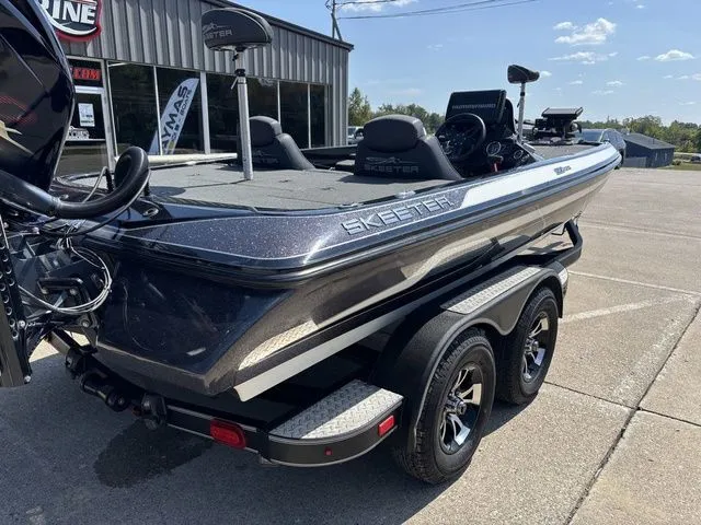 Slide: The Image of Skeeter ZX225 2019 - 3