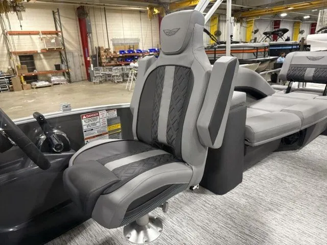 Slide: The Image of Bennington M Sport Lounge 23MSL Tritoon 2026 - 14