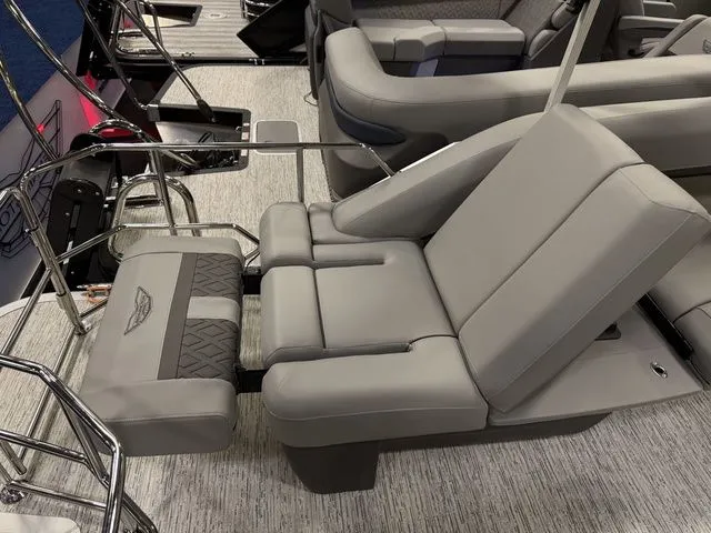 Slide: The Image of Bennington M Sport Lounge 23MSL Tritoon 2026 - 29