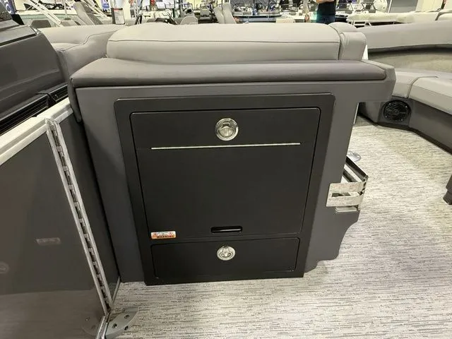 Slide: The Image of Bennington M Sport Lounge 23MSL Tritoon 2026 - 19