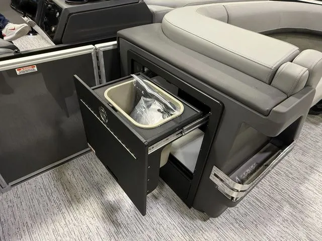 Slide: The Image of Bennington M Sport Lounge 23MSL Tritoon 2026 - 20