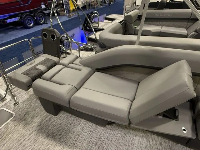 Slide: The Image of Bennington M Sport Lounge 23MSL Tritoon 2026 - 28