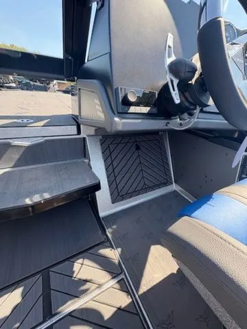 Slide: The Image of Vexus DVX 22s 2025 - 4