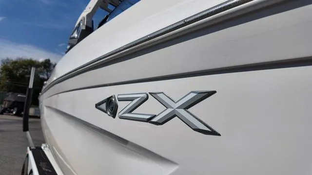 Slide: The Image of Tigé 25ZX 2020 - 10