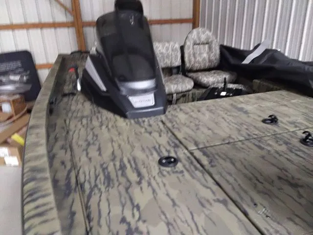 Slide: The Image of Lowe Stinger 175C 2026 - 8