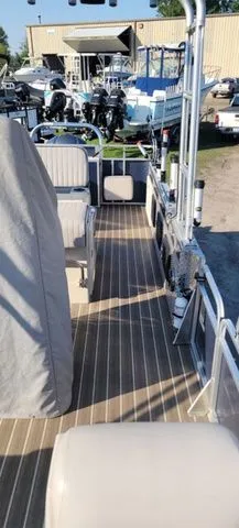 Slide: The Image of Apex Marine 824 Pro Troll Deluxe 2018 - 11