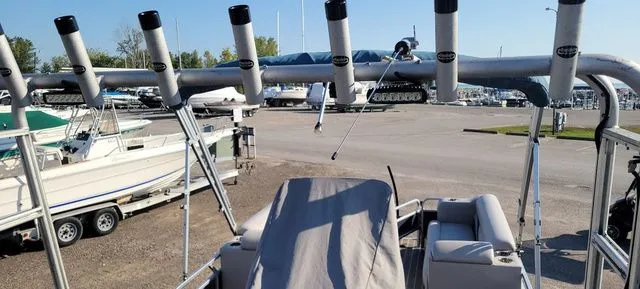 Slide: The Image of Apex Marine 824 Pro Troll Deluxe 2018 - 14